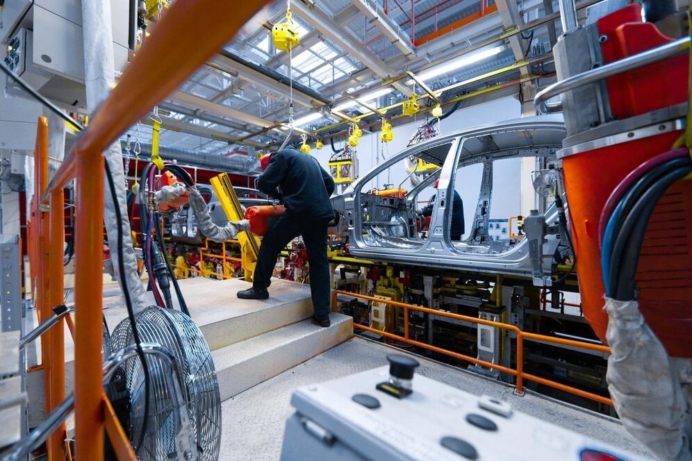 workers-assemble-car-modern-automated-assembly-line-overcoming-industrial-seal-failures-in-us-automotive-manufacturing